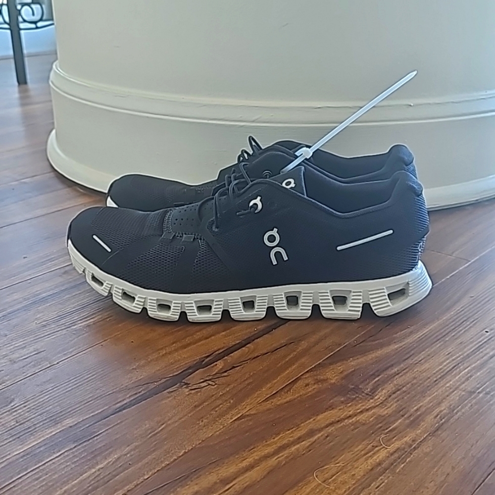 - ON CLOUD🔴Running shoes Size 8.5 Women